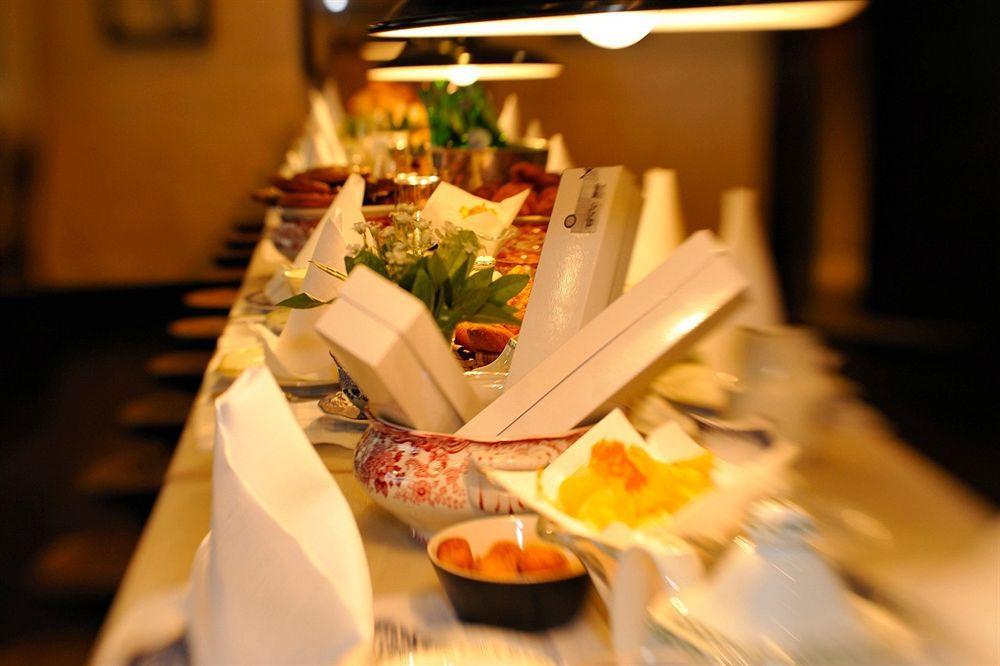 Landa Otel Burgo Dış mekan fotoğraf A buffet at a hotel