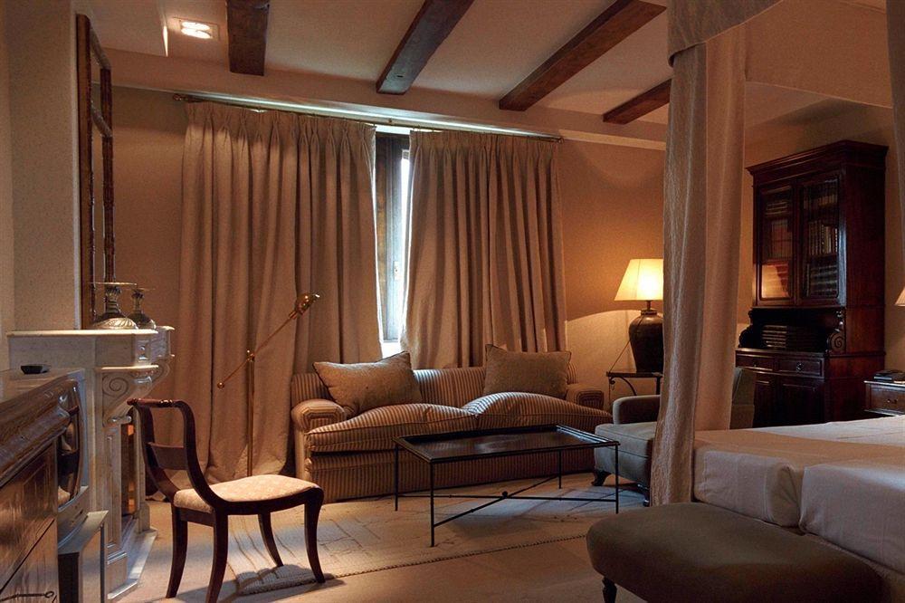 Landa Otel Burgo Oda fotoğraf A room at the Hotel de la Villa d'Este