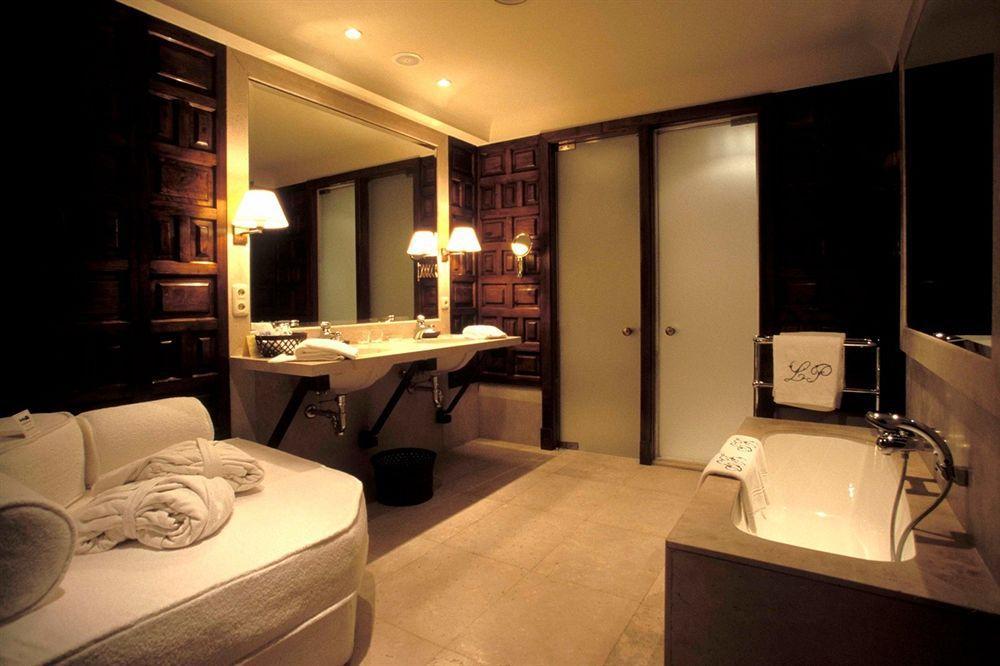 Landa Otel Burgo Oda fotoğraf A bathroom at the Mandarin Oriental, Bangkok