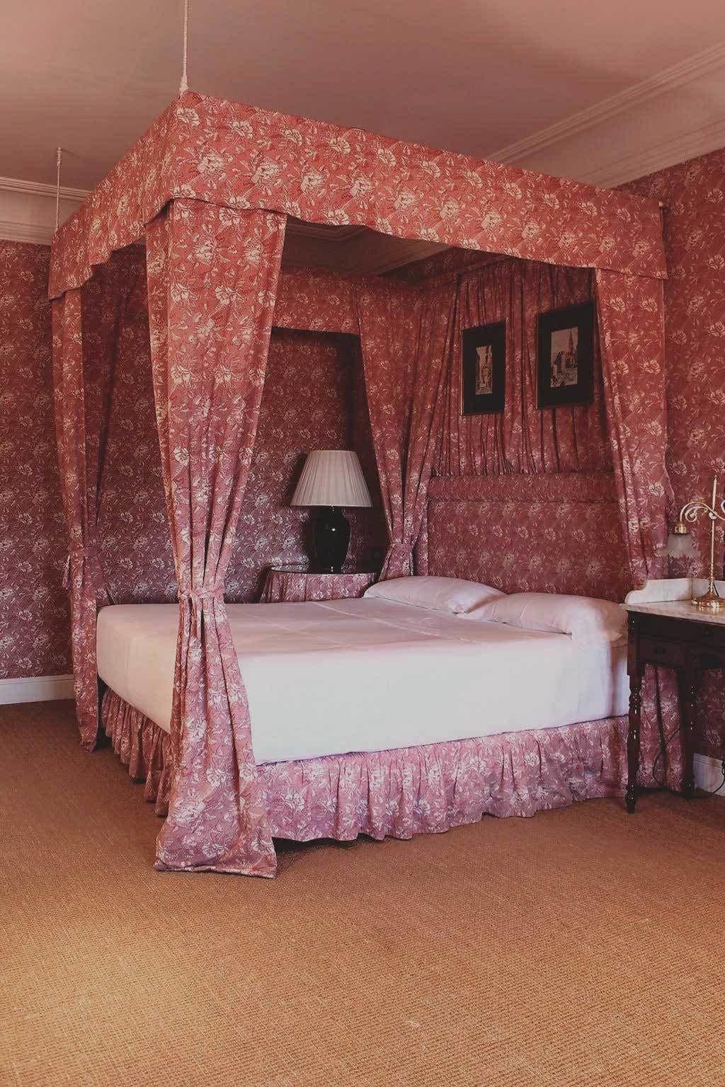 Landa Otel Burgo Dış mekan fotoğraf A bed with a bed skirt