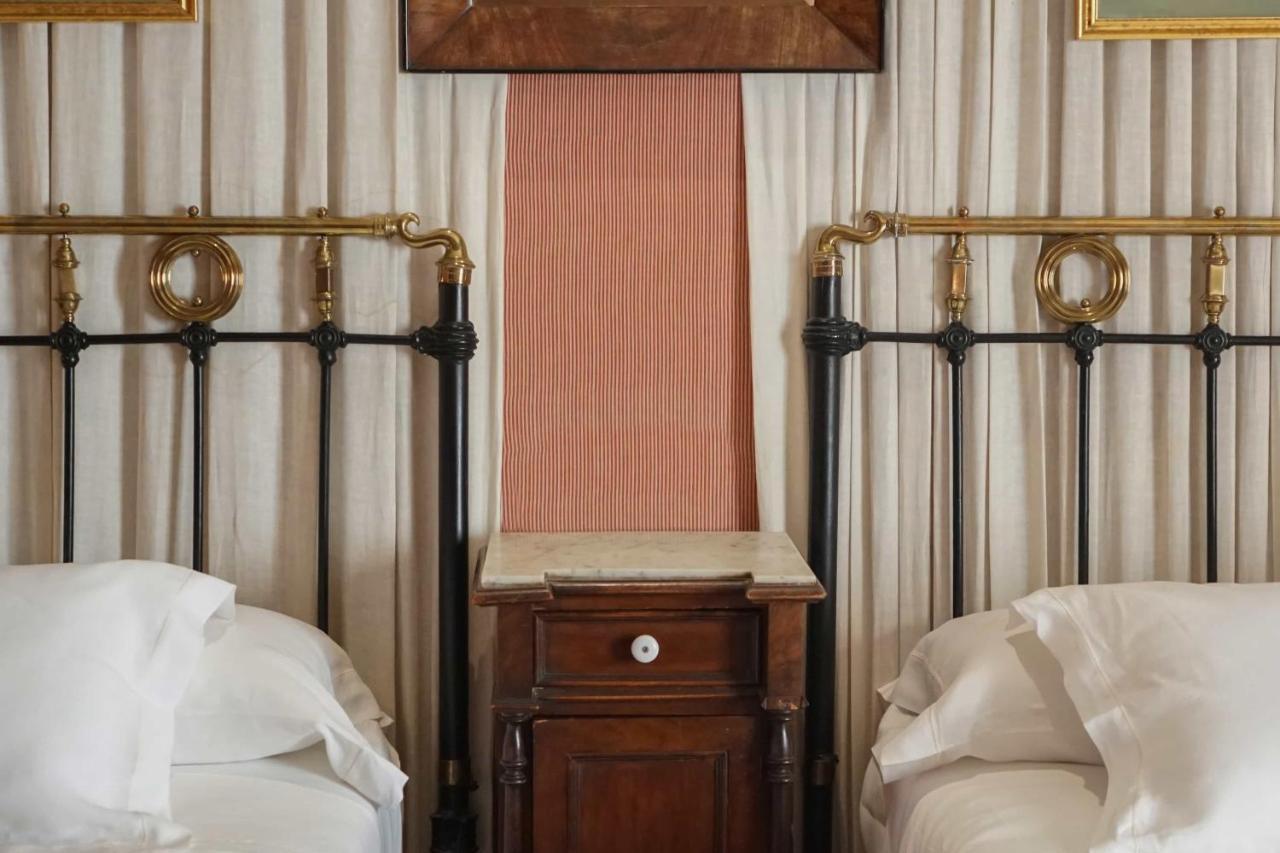 Landa Otel Burgo Dış mekan fotoğraf A nightstand
