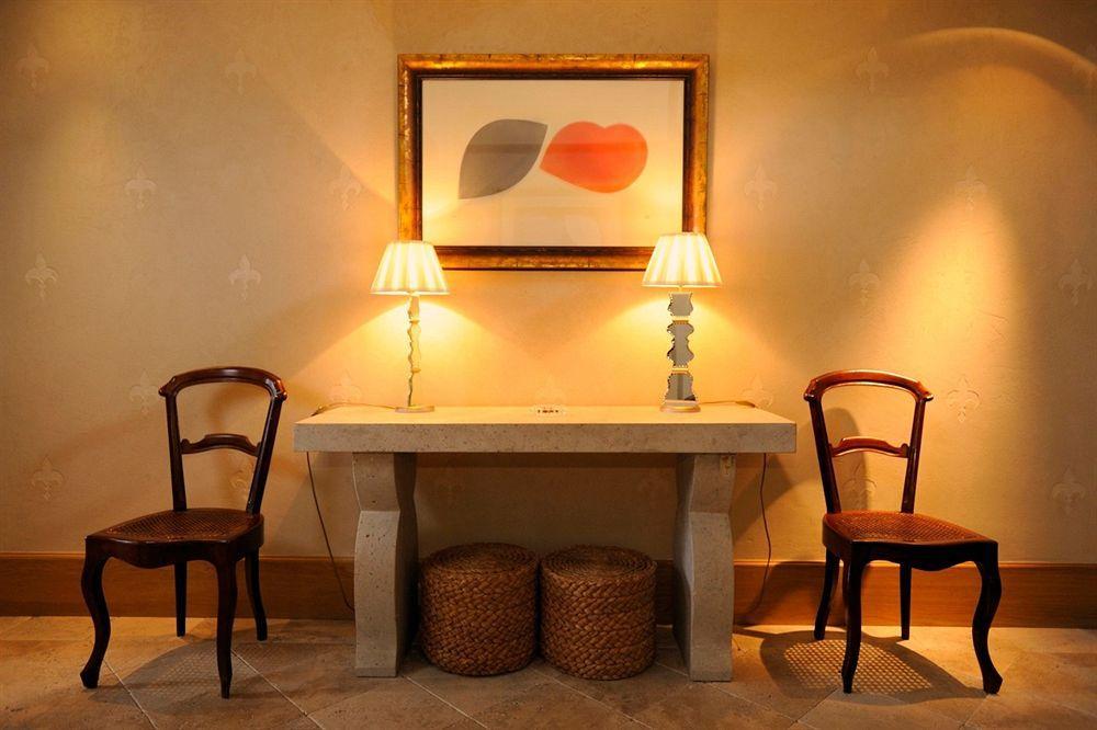 Landa Otel Burgo Dış mekan fotoğraf A table and chairs