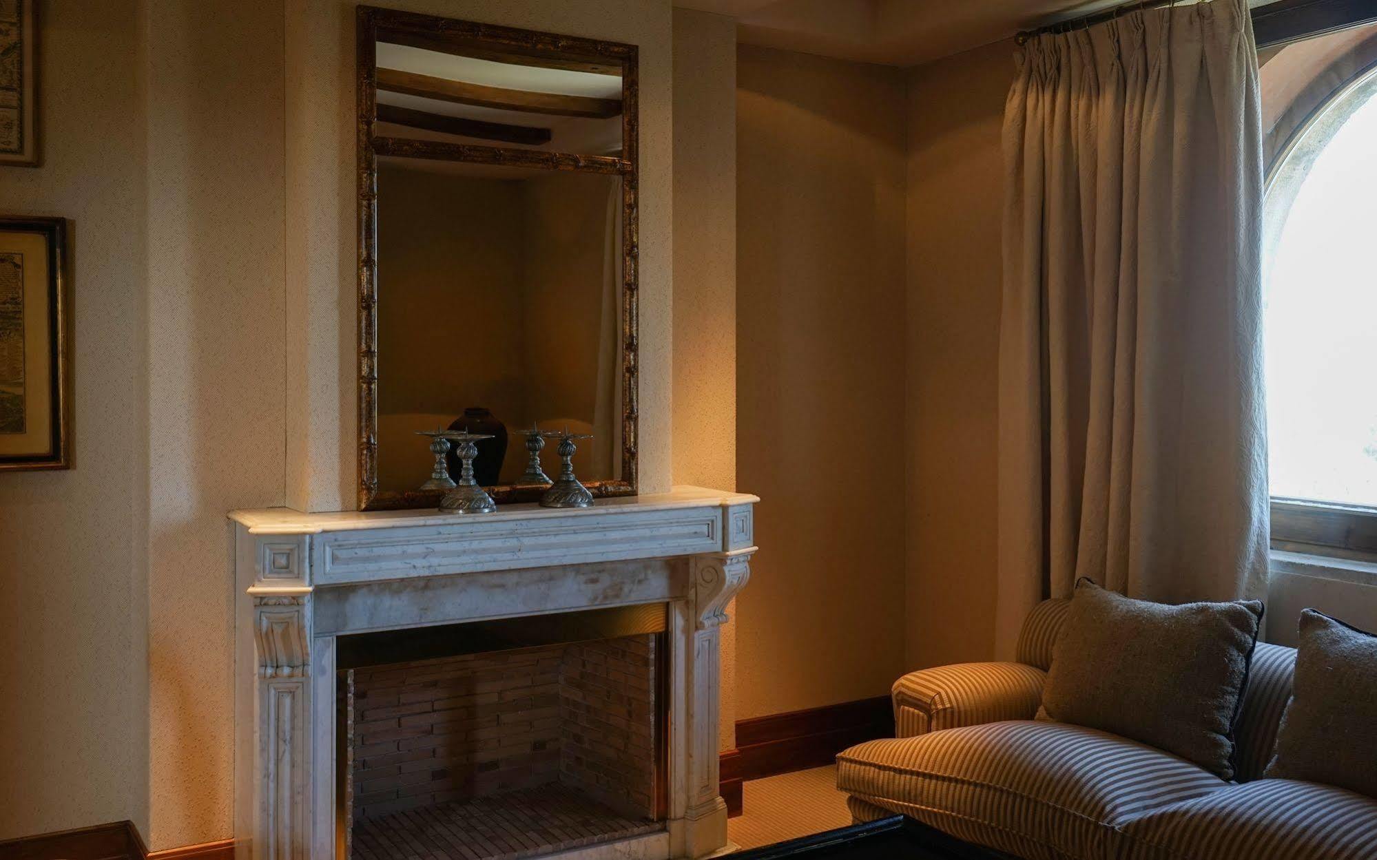 Landa Otel Burgo Dış mekan fotoğraf A fireplace in a hotel room